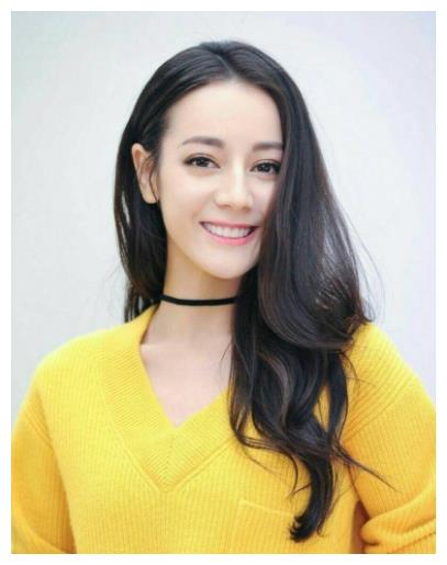 热巴穿"牛奶液体袜",生怕一不小心会滴下来,果然腿长才是王道