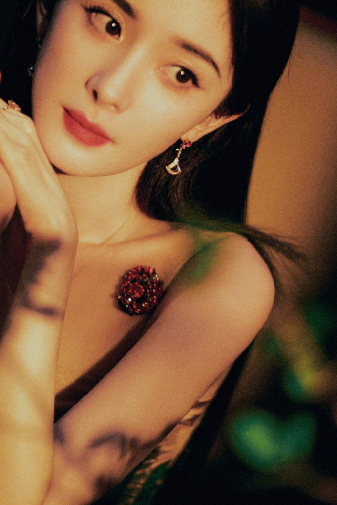 3/ 9杨幂生日写真大片释出,身穿一袭yanina秋冬礼服亮相,光影交错间