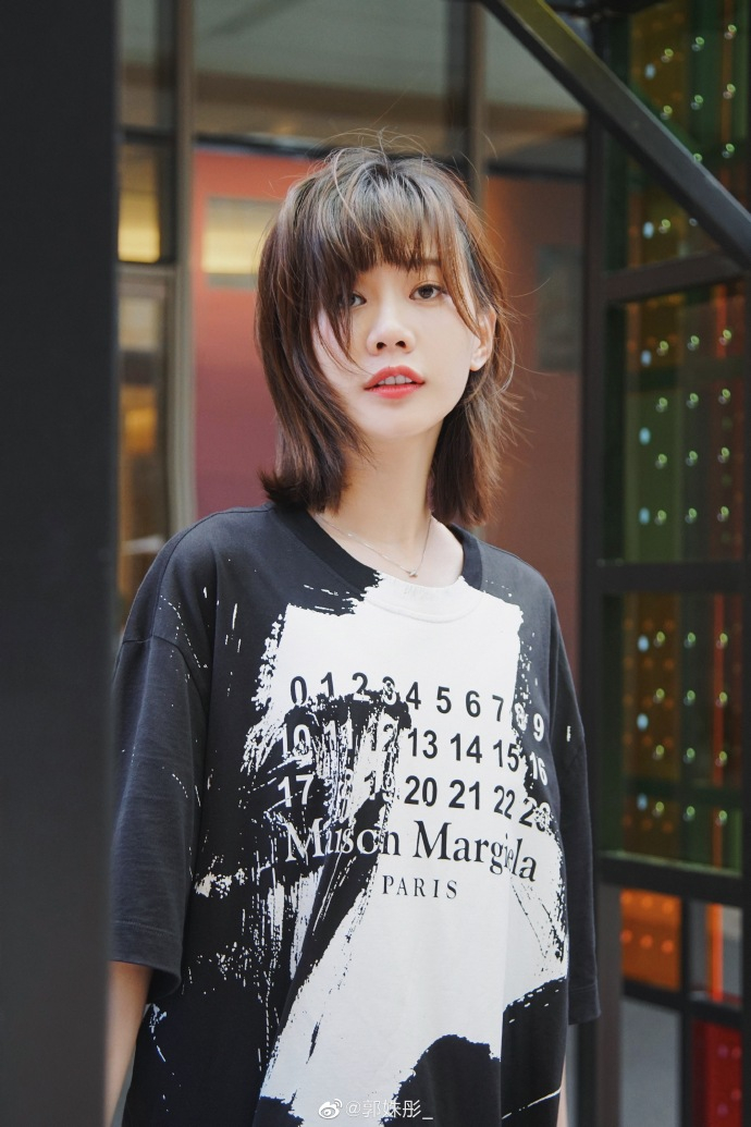 4/ 9美女演员郭姝彤迷人可爱写真美照3/ 9美女演员