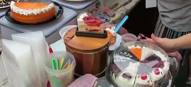 泰国街头的蛋糕摊，现做现卖口味随意挑，中国小孩闻着奶香味来买
