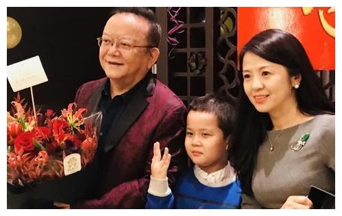 70岁的王刚一头灰白头发,50岁妻子年轻漂亮,10岁儿子与孙子同龄
