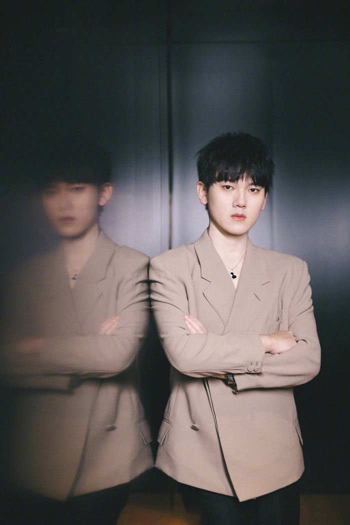 jackeylove一身dunhill经典款卡其色西装搭配珠宝亮相竞燃之夜__财经