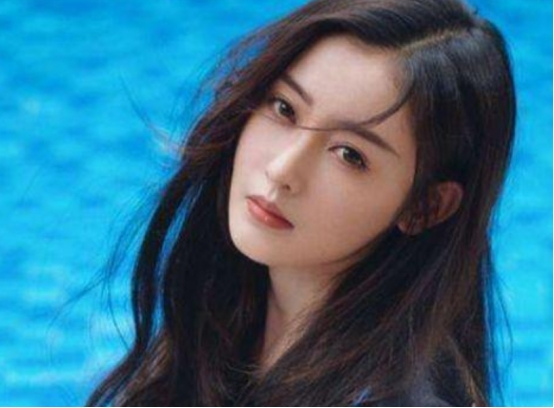 演员张天爱拍性感时尚大片,真空上阵大露后背,肌肤娇嫩身材纤瘦