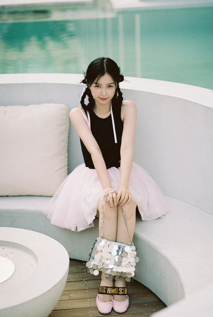 虞书欣甜美少女芭蕾裙!蝴蝶结双马尾编发,轻盈的美感
