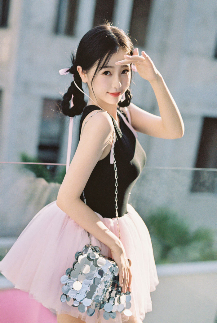 虞书欣甜美少女芭蕾裙蝴蝶结双马尾编发轻盈的美感