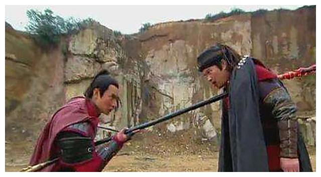 古代的长枪为什么叫“红缨枪”？枪头挂红缨，3个用途不得不服|赵云_新浪新闻