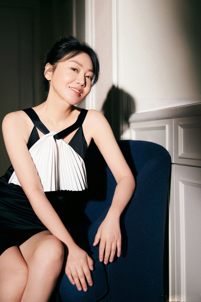 闫妮作为颁奖嘉宾,与我们共同见证了诸多优秀的青年电影作品诞生