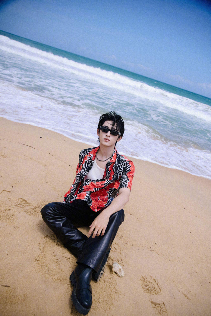 董思成沙滩写真释出,winwin身着斑马纹印花衬衫