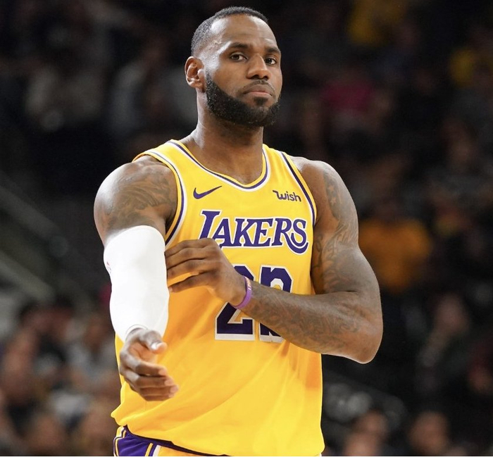 詹姆斯身穿23号球衣就是因为乔丹,因为他是詹姆斯的偶像|詹姆斯|乔丹