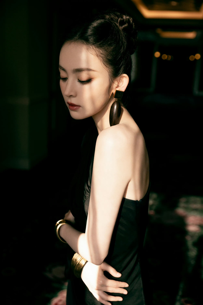 古力娜扎金鸡奖造型,saint laurent 2023早春