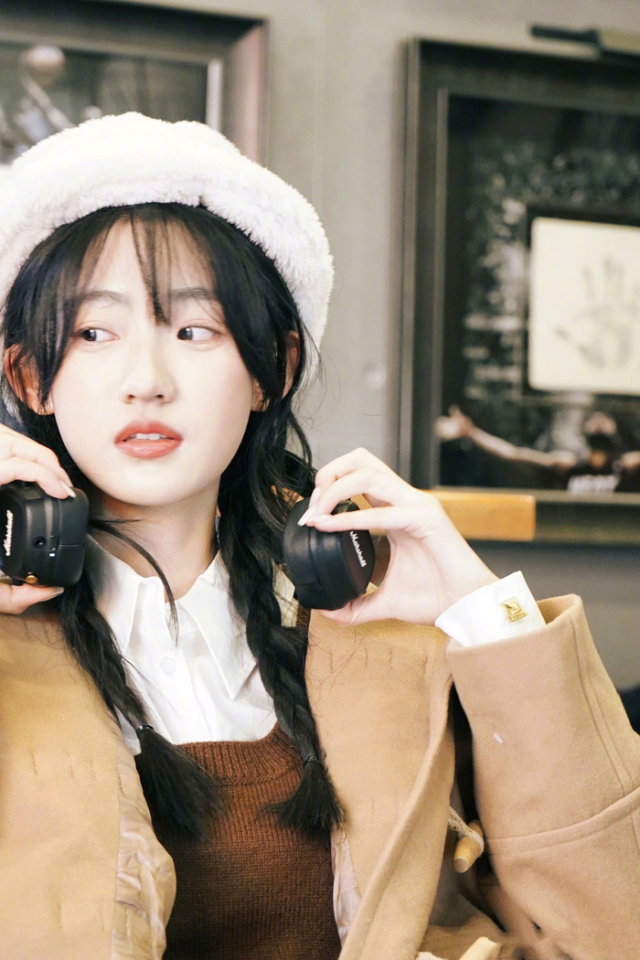 杨雨潼沉浸少女烂漫遐思聆听她的灵感独白