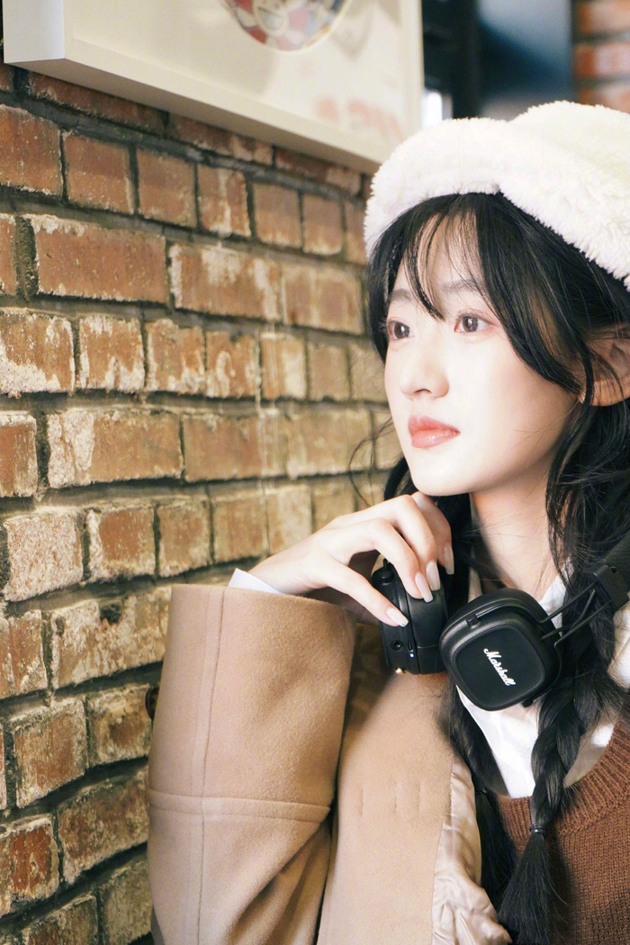 杨雨潼沉浸少女烂漫遐思聆听她的灵感独白