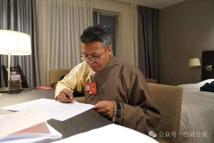 全国政协委员达瓦顿珠亮相"委员通道"|高原|青藏高原|青稞_新浪新闻