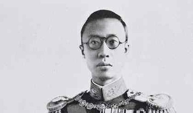 溥仪读《红楼梦》,看到贾母长长的“尾巴”,笑道:小家子气