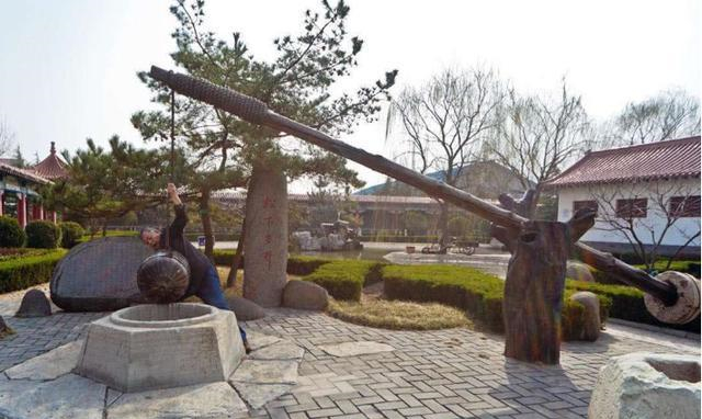 从抱瓮取水到辘轳汲水,说说中国古代汲水工具的变迁|生活|意象|原理|金井|绳子_新浪新闻