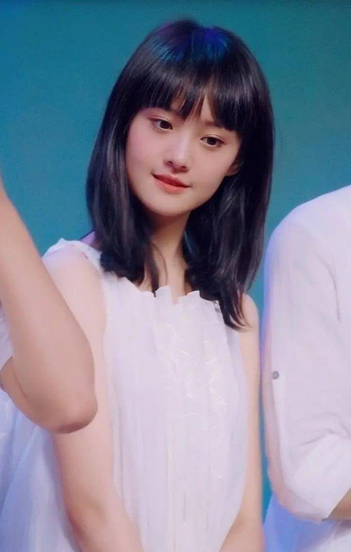 18岁的郑爽,一身白色连衣裙录制,清纯可爱楚楚动人!