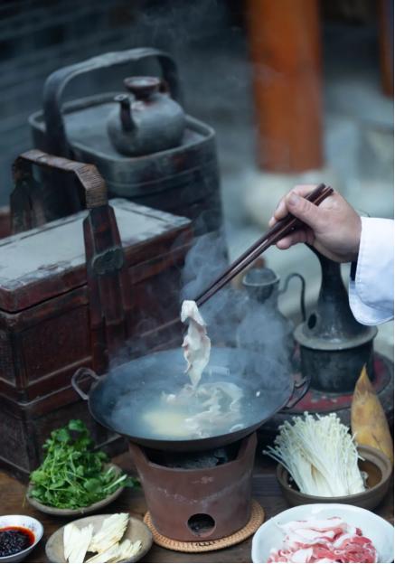 花亭湖碧波盪漾,生長著營養價值極高的花亭湖鱅魚,魚頭湯以花亭湖鱅魚