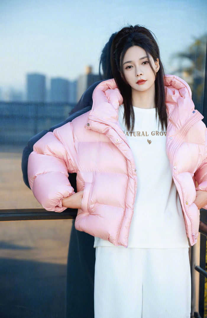 沈梦辰的温暖过冬羽绒穿搭,甜美少女感十足,打破冬日的沉闷枯燥