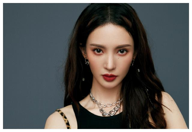 她是邓伦唯一承认的女友,因无戏可拍患上抑郁症,今火爆娱乐圈!