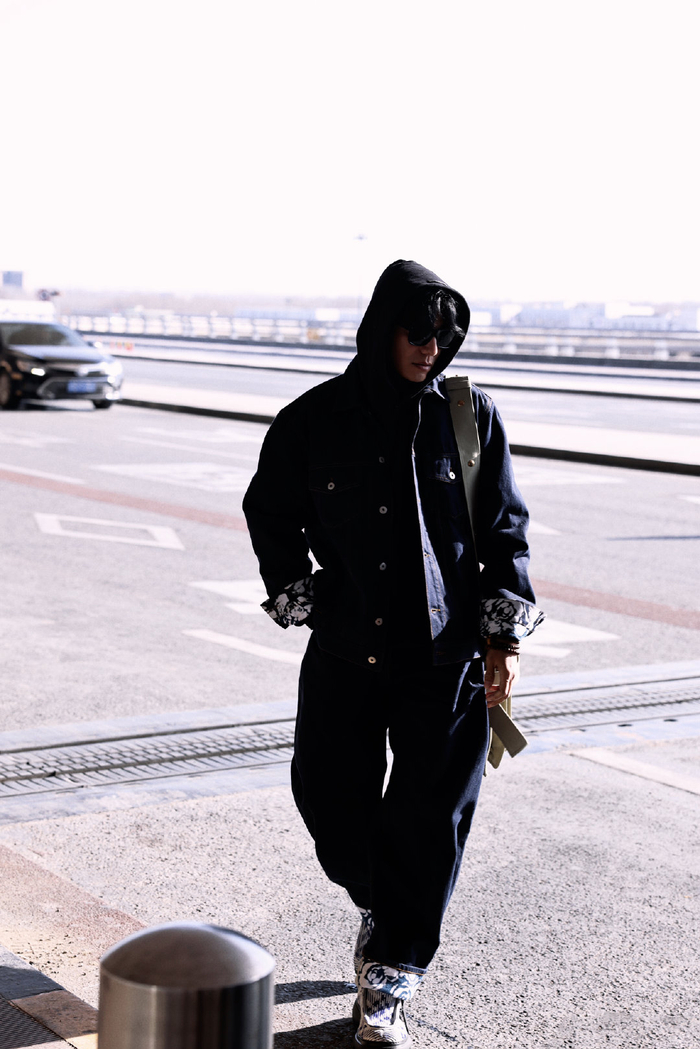 陈坤最新机场街拍身穿burberry2024春季系列