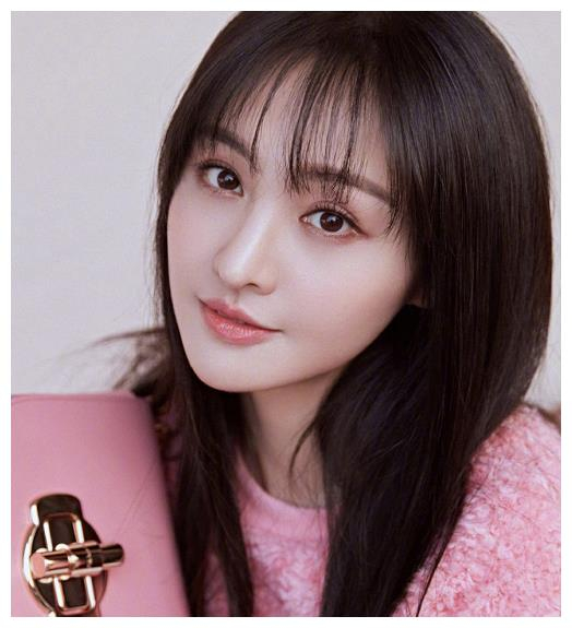 郑爽素颜练琴心情佳 回眸灿笑少女感十足!|郑爽|素颜|钢琴_新浪新闻