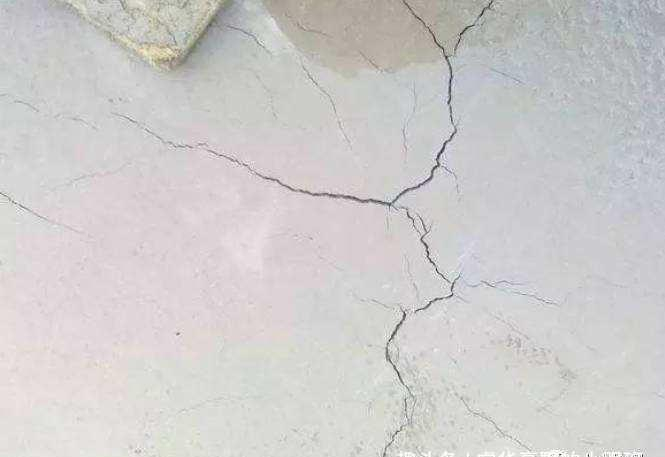 农村自建房墙体裂缝学会判断别让新房变危房