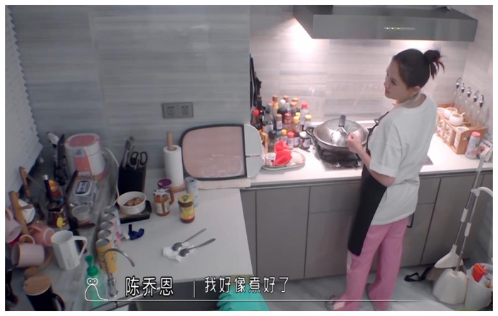 《我要这样生活》热播，小鬼和好友体验机长，陈乔恩做饭秀恩爱