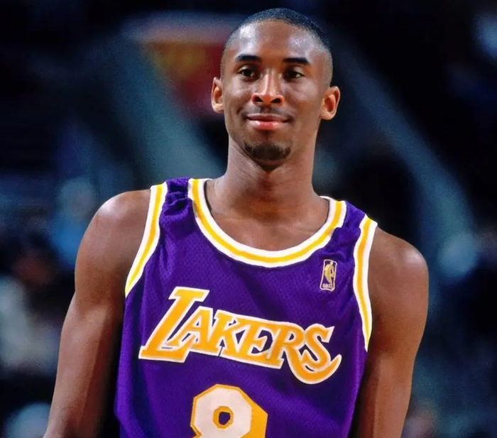 科比的人气有多高?19岁就进入了全明星赛首发,历史最年轻