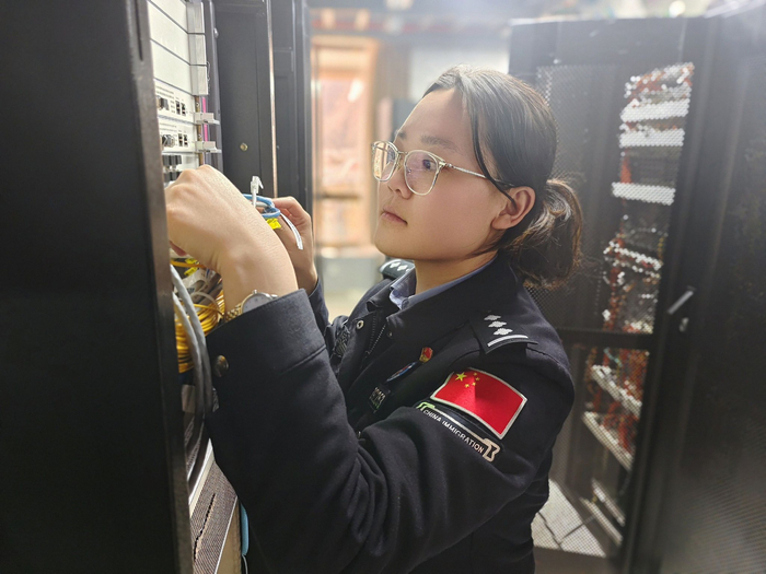 致敬在国门口岸工作的"她"|赵雪莹|康卓|女警_新浪新闻