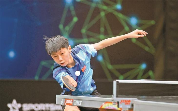 青少年乒乓球锦标赛上,中国小将孙杨以惊人的4-0完胜日本冠军渡部民人
