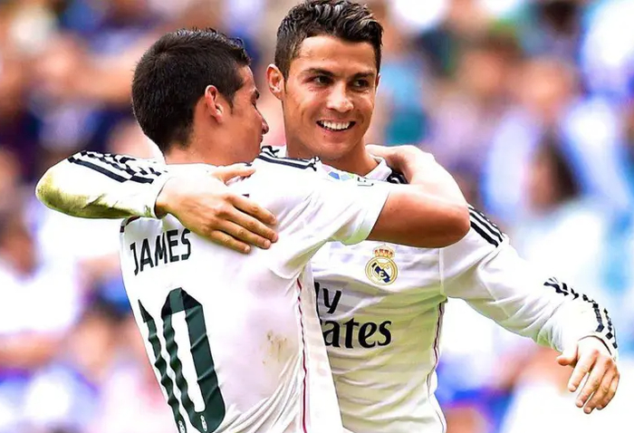 来到了皇马之后,j罗第一个赛季表现其实非常出色,打出来了17球15助攻