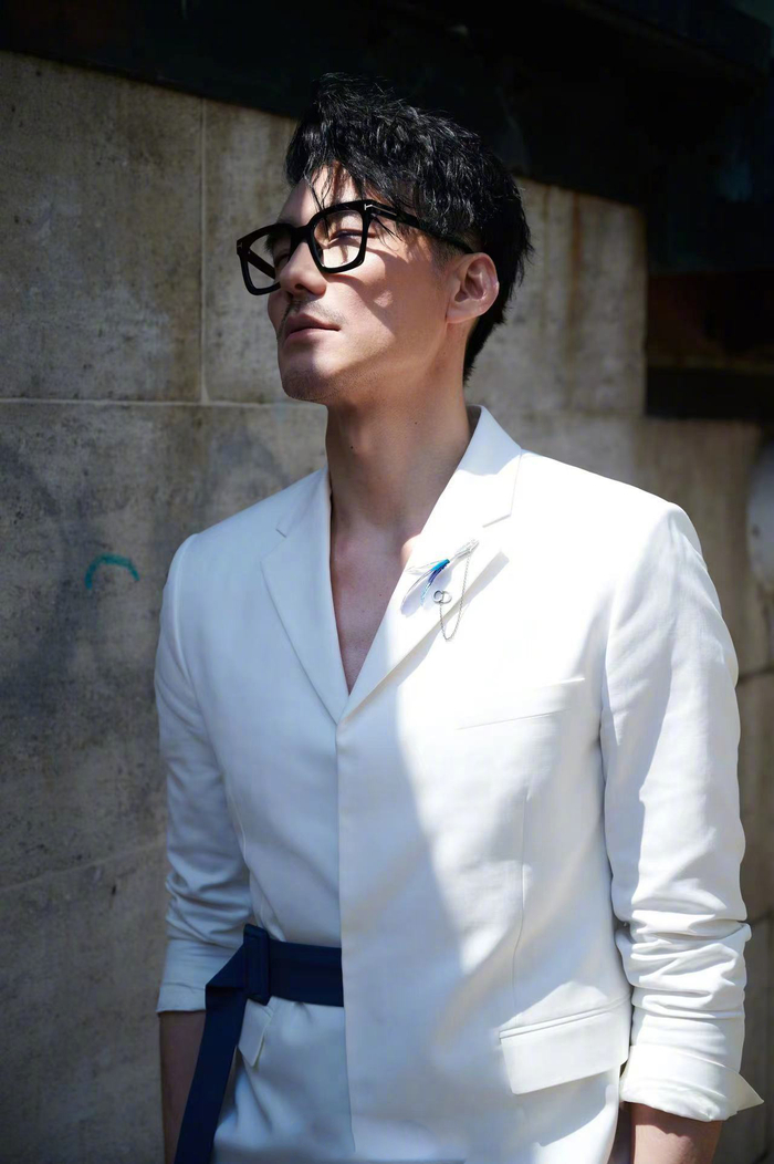 胡兵出席伦敦时装周qasimi静态展白色西服外套颇具设计感