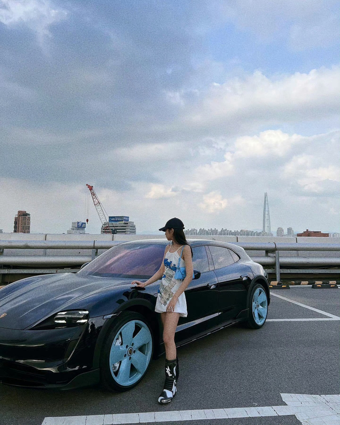 jennie分享porsche 随手拍,每张pose 都兼具酷感和魅感__财经头条