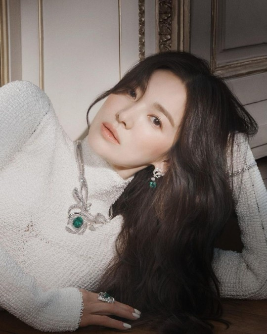 宋慧乔发布最新杂志写真 戴珠宝首饰气质高贵|宋慧乔|写真|杂志_新浪