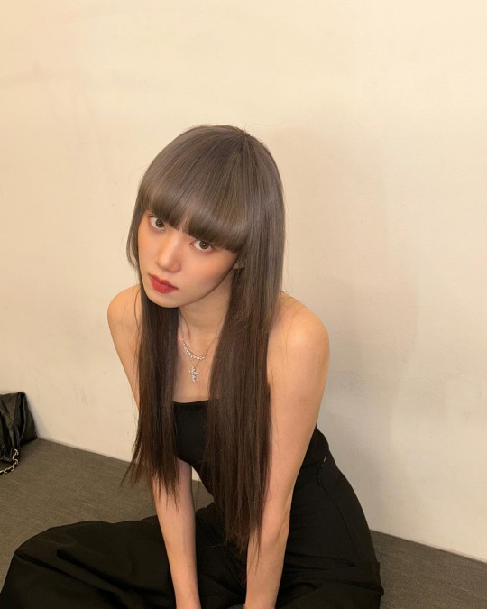 韩国女艺人李圣经近日在社交平台发布一组近照,她在这组照片中身穿