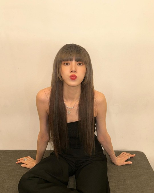 韩国女艺人李圣经近日在社交平台发布一组近照,她在这组照片中身穿