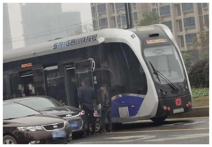 嚇人突發車禍宜賓西區一電瓶車被智軌和小車夾在中間