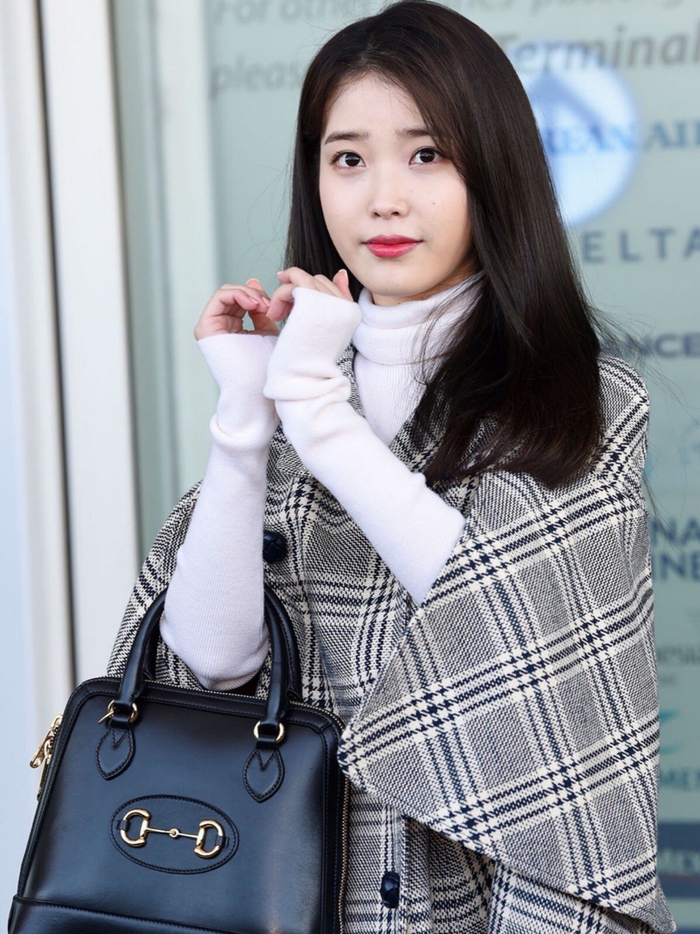 iu和宋茜身高差6cm,同是斗篷造型,一个甜美一个帅气!
