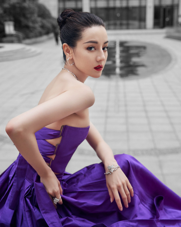 迪丽热巴身着dior 2023早秋秀款紫色长裙出席vogue film之夜