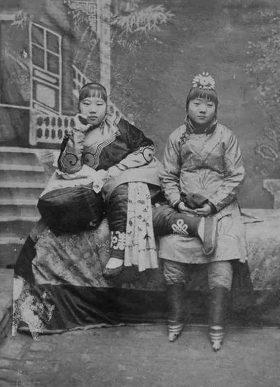 晚清老照片:图2是裹小脚的女子,图7是慈禧和光绪妃嫔的合影!