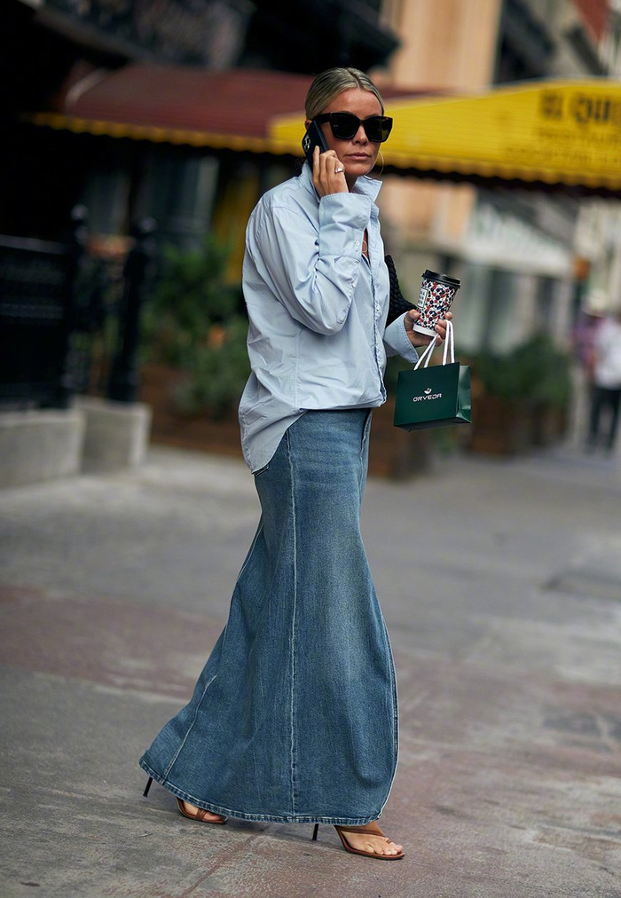 牛仔半裙将牛仔的休闲感与裙子的女性魅力结合得恰到好处