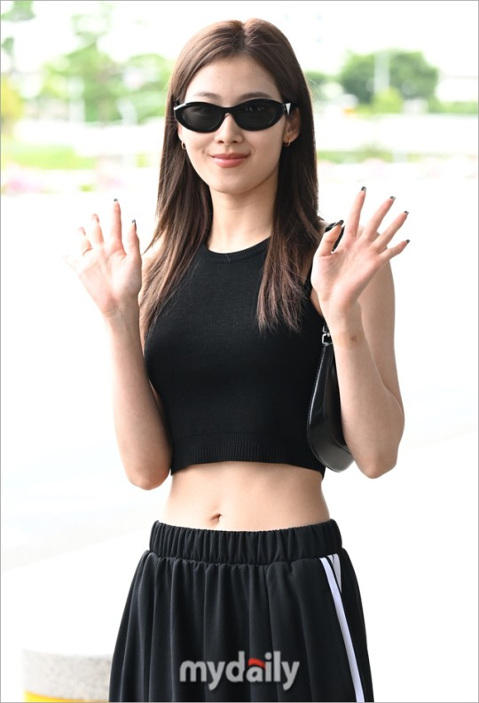 韩国女团TWICE成员SANA金浦机场启程飞往大阪