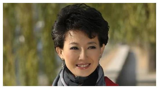 她是央视著名主持人,主持23年从未浓妆艳抹,今48岁仍未婚!__财经头条