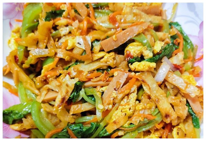 北方特色美食炒饼丝,做法简单饼丝味可口,既能当菜又能当饭