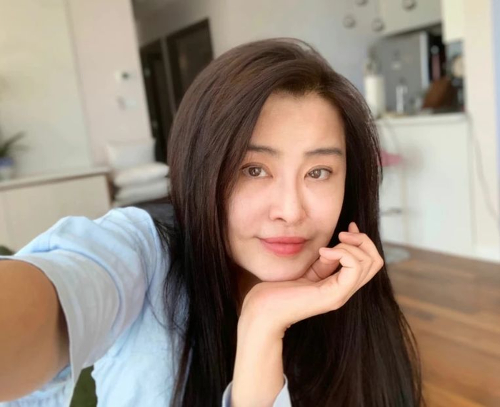 穿搭时尚状态年轻,独自出门遛狗显落寞|王祖贤|加拿大|齐秦_新浪新闻