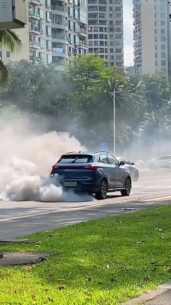 新能源汽车汽车自燃现场直击海南省海口市新能源汽车自燃