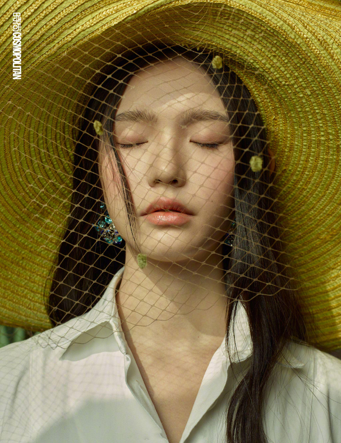 林允登上时尚cosmo13月刊封面,裸色妆面搭配华丽珠宝