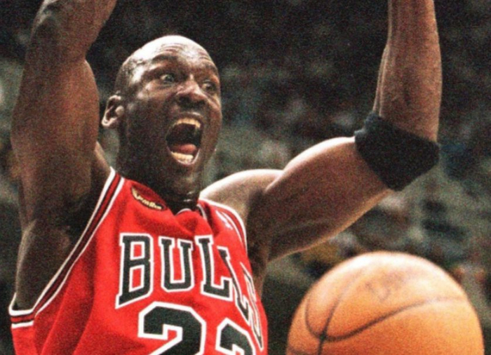 乔丹最强的天赋是强大的滞空能力和永不服输的斗志