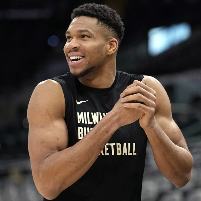  字母哥空降斯台普斯中心 湖人阵容重组剑指总冠军