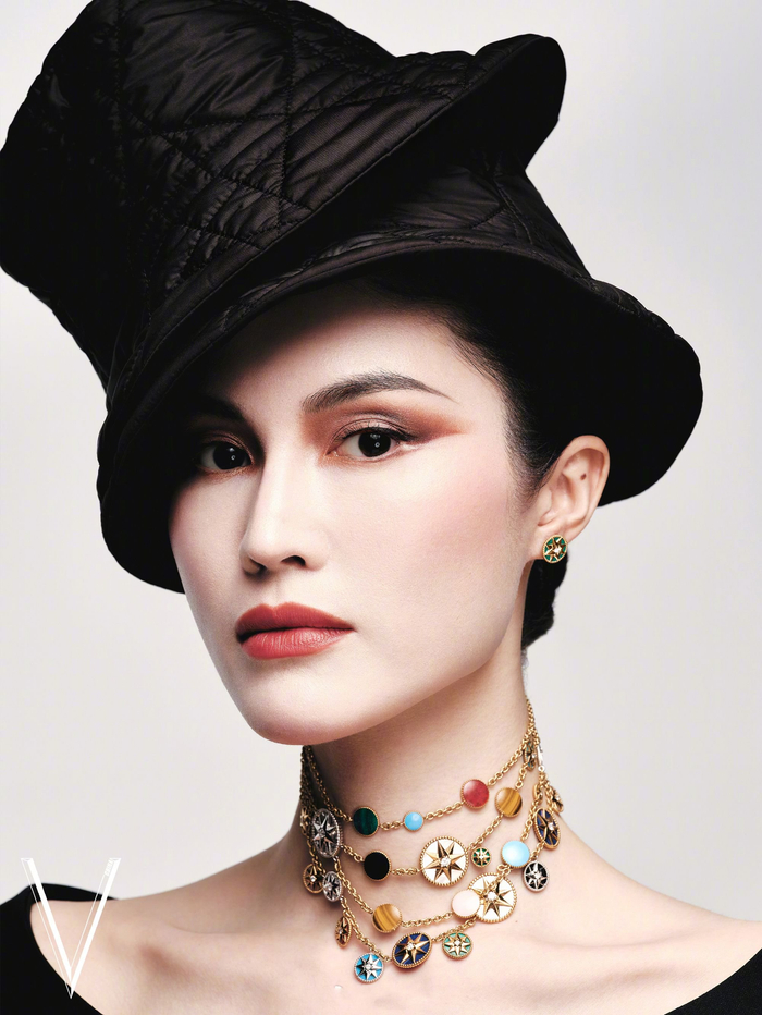 何穗登上v中文版八月刊封面用妆容变化展现欲望消长